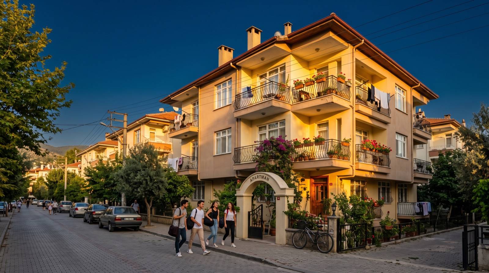 Aydın'da öğrenci evi rehberi için temsili görsel: balkonlu bir apartman ve önünden sırt çantalarıyla geçen öğrenciler
